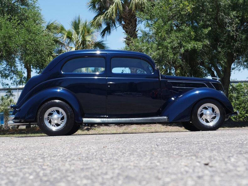 1937 Ford Deluxe