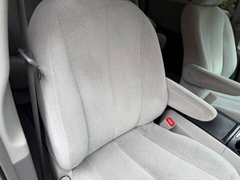 2013 Toyota Sienna LE 8-Passenger