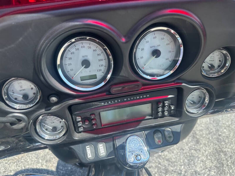 2011 Harley-Davidson FLHX -
