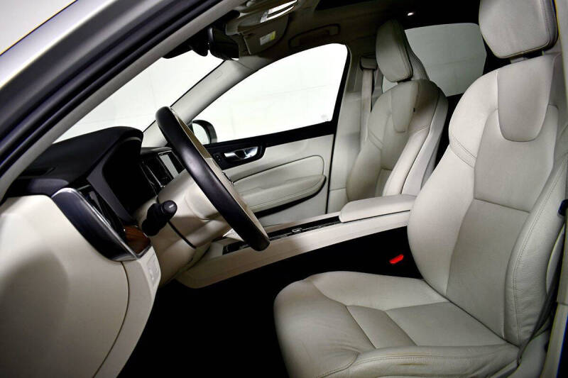 2022 Volvo XC60 B5 Momentum