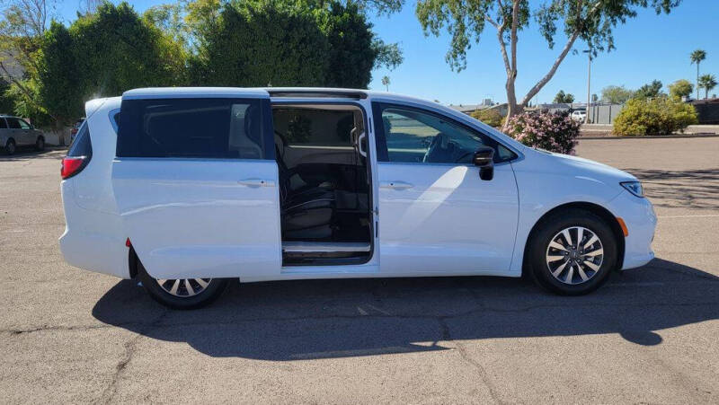 2024 Chrysler Pacifica Plug-In Hybrid Select