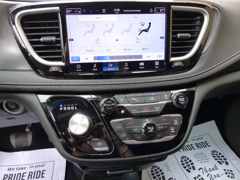 2025 Chrysler Pacifica Select