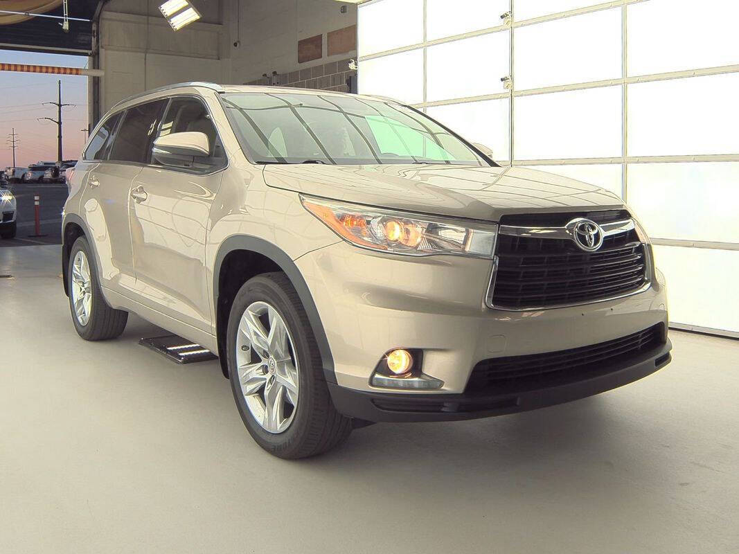 2016 Toyota Highlander for sale at Vrbo Motors in Linden, NJ