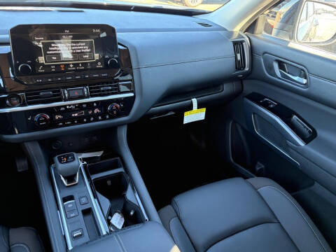 2025 Nissan Pathfinder SL