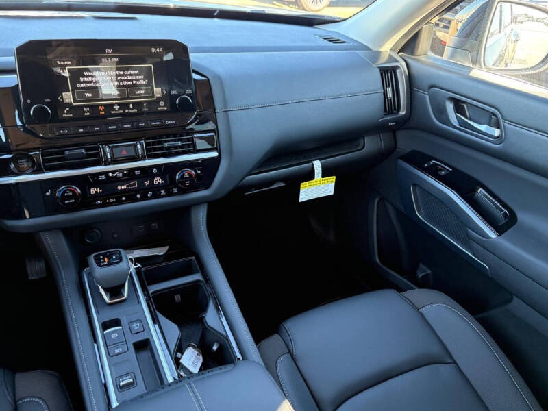 2025 Nissan Pathfinder SL