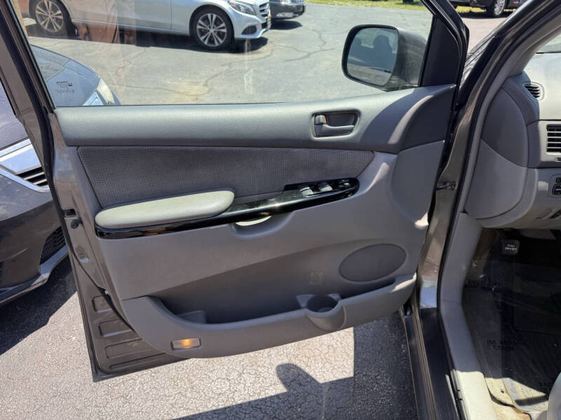 2005 Toyota Sienna LE 7 Passenger