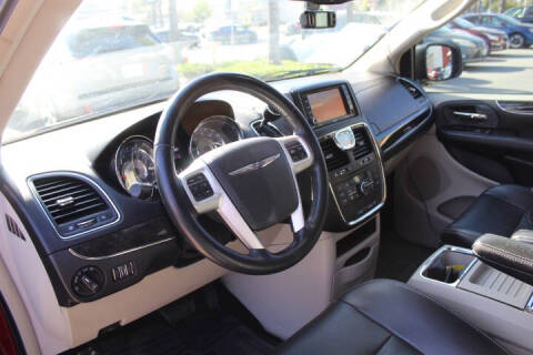 2015 Chrysler Town and Country Touring-L