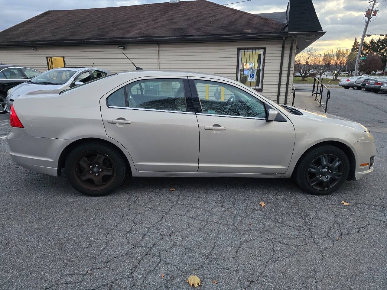 2010 Ford Fusion for sale at QUEENSGATE AUTO SALES in York, PA