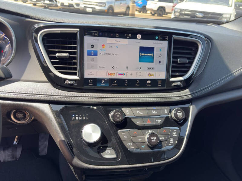 2027 Chrysler Pacifica Select