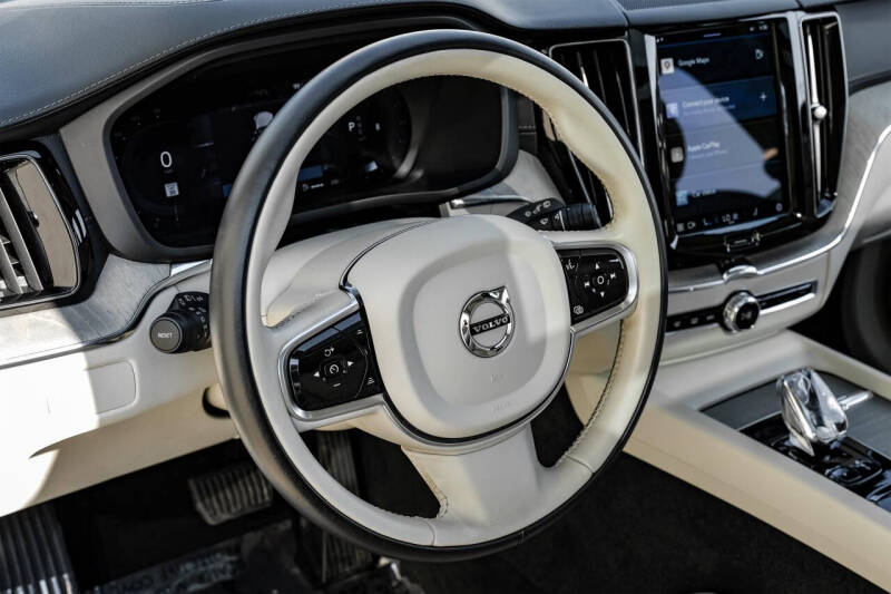 2023 Volvo XC60 B5 Ultimate Dark Theme