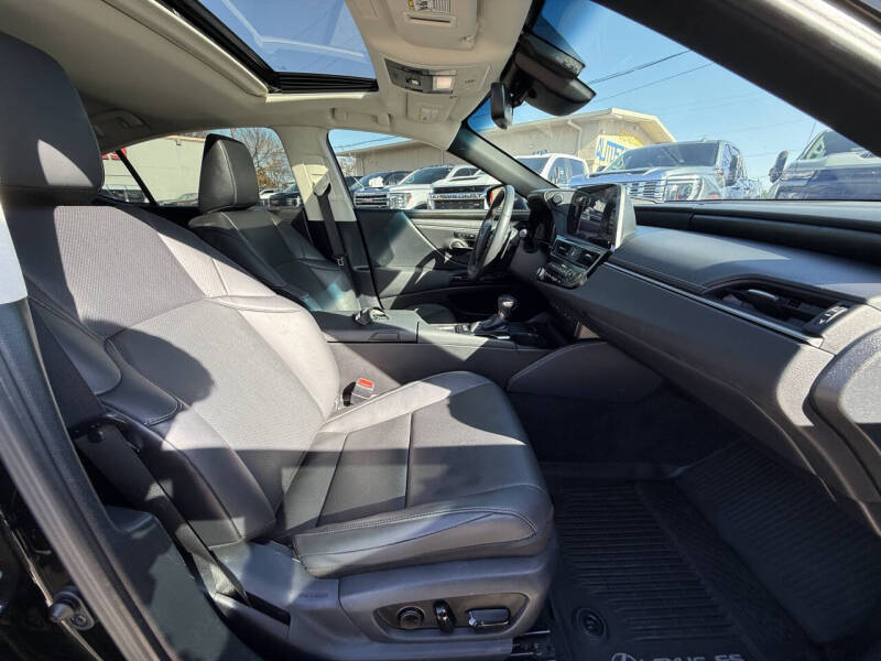 2024 Lexus ES 300h F SPORT Design