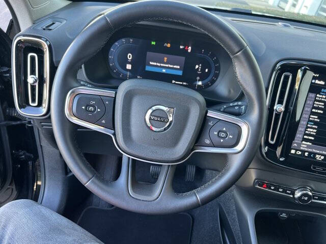 2025 Volvo XC40 B5 Core Bright Theme