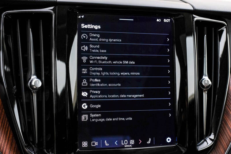 2023 Volvo XC60 B5 Plus Dark Theme