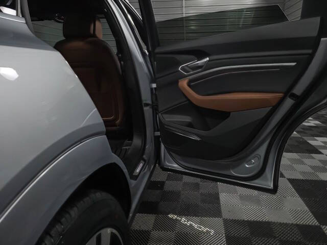 2022 Audi e-tron quattro Premium Plus