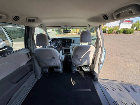 2017 Toyota Sienna LE Mobility 7-Passenger