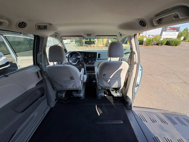 2017 Toyota Sienna LE Mobility 7-Passenger