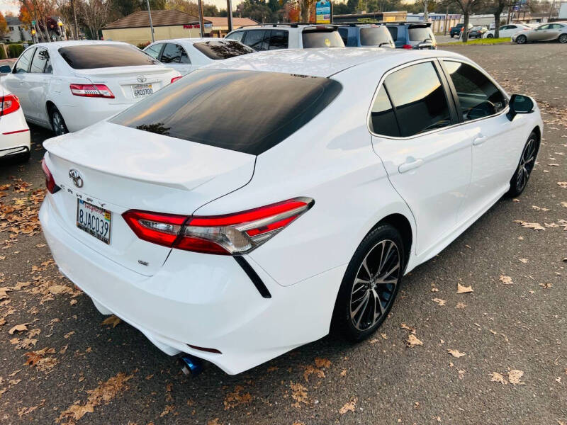 2018 Toyota Camry SE photo 3