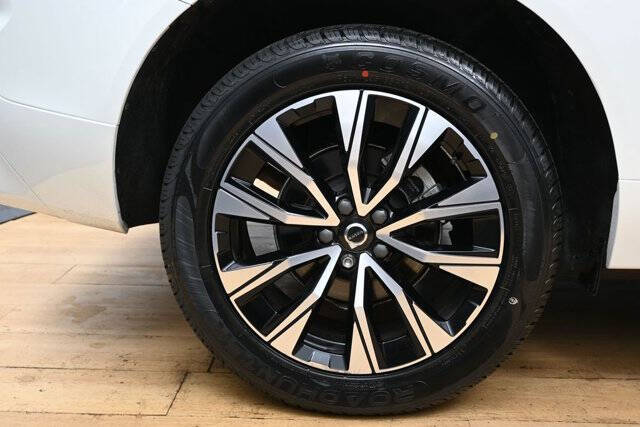 2024 Volvo XC60 B5 Core Dark Theme