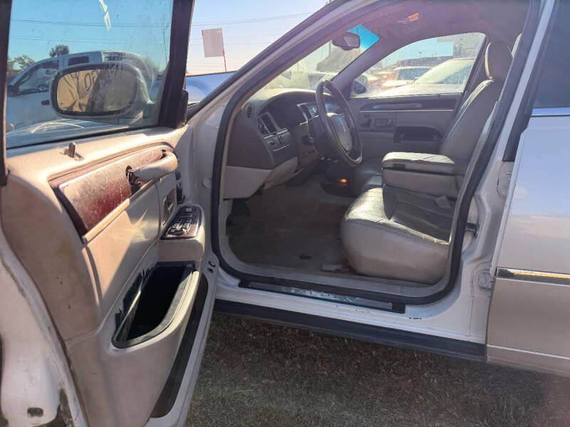 2005 Lincoln Town Car Signature Limited