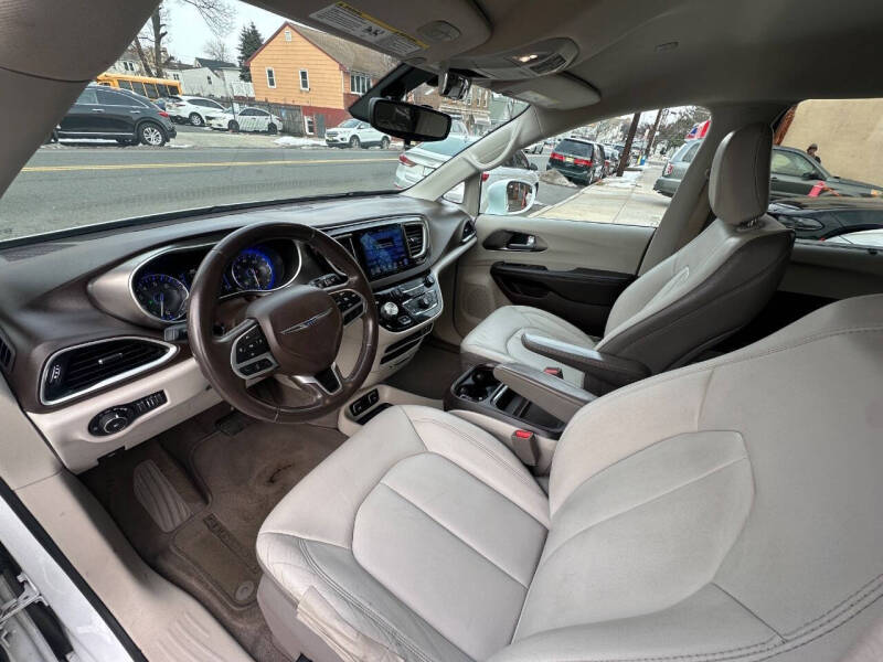 2017 Chrysler Pacifica Touring-L