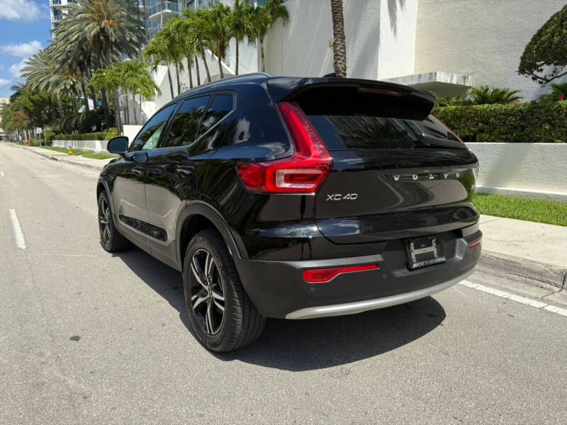 2025 Volvo XC40 B5 Core Bright Theme