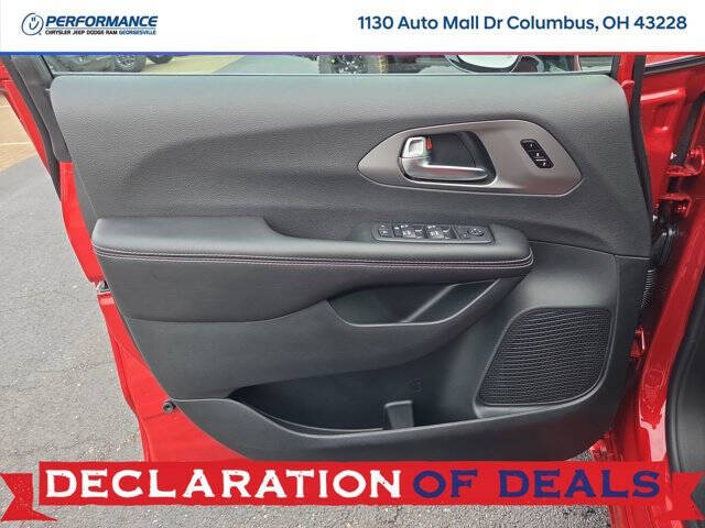 2027 Chrysler Pacifica Select
