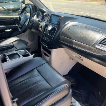 2014 Chrysler Town and Country Touring-L