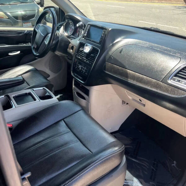 2014 Chrysler Town and Country Touring-L