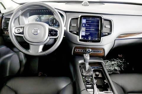 2017 Volvo XC90 T6 Momentum