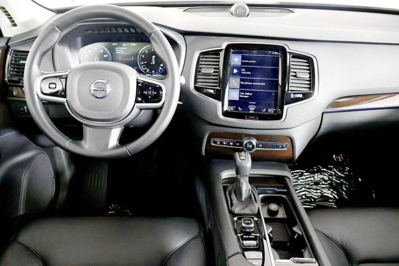 2017 Volvo XC90 T6 Momentum