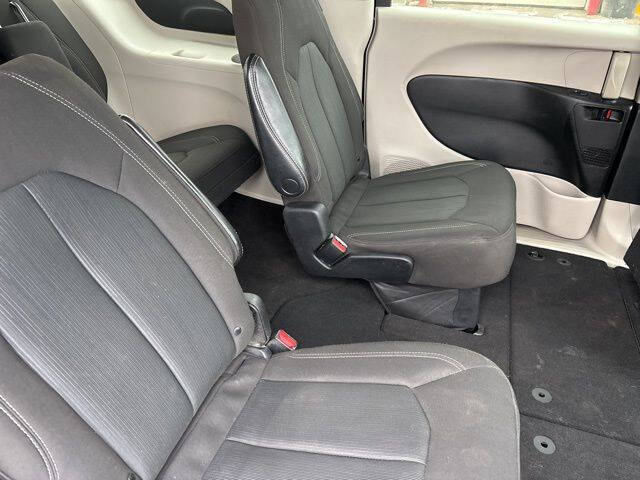 2022 Chrysler Voyager LX