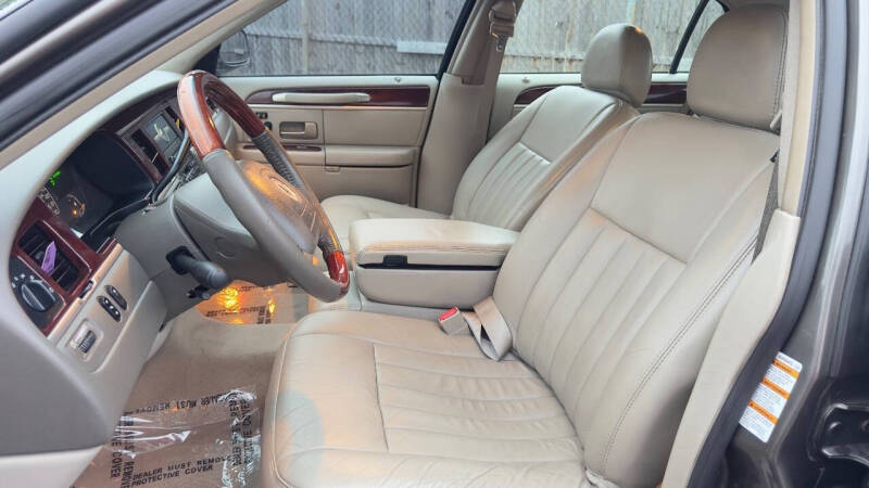 2003 Lincoln Town Car Signature