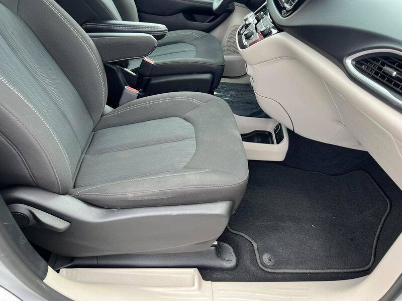 2024 Chrysler Voyager LX