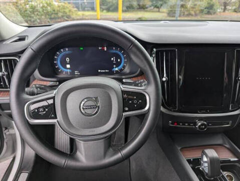 2025 Volvo V60 Cross Country B5 Plus