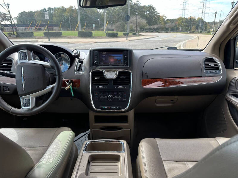 2013 Chrysler Town & Country Touring photo 2