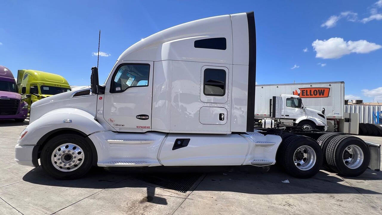 2022 Kenworth T680 for sale at KING TRUCK TRAILER SALES in Bakersfield, CA