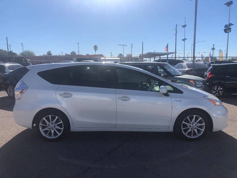 2014 Toyota Prius v Five