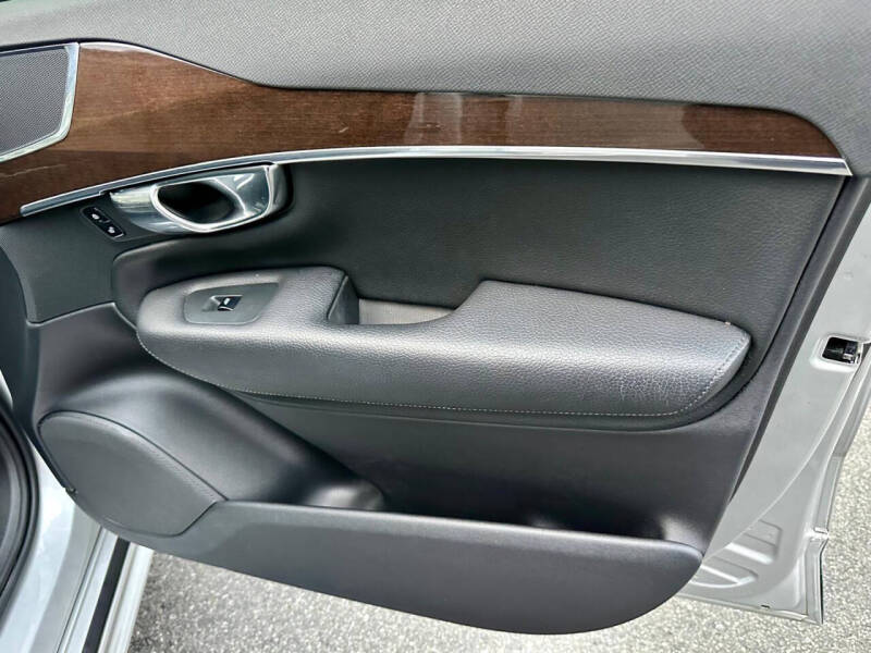 2016 Volvo XC90 T6 Momentum