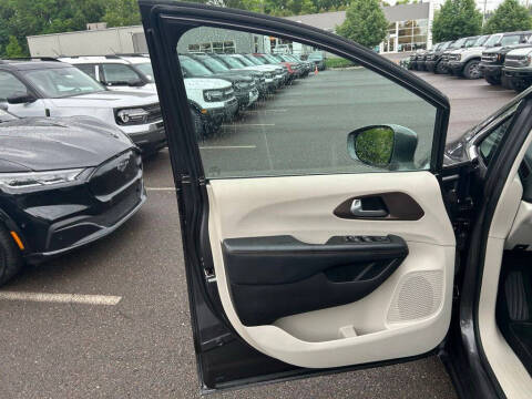 2017 Chrysler Pacifica Touring-L