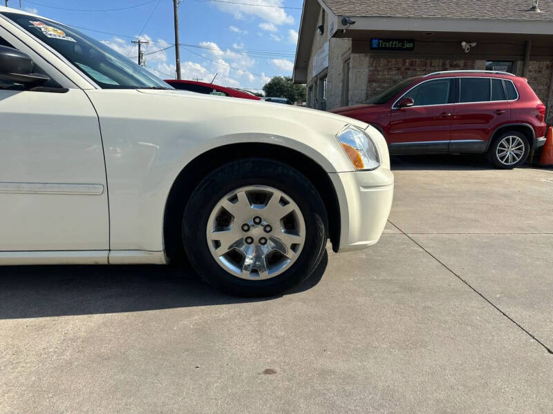 2005 Dodge Magnum SE