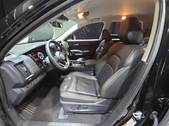 2025 Nissan Pathfinder SL