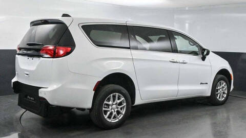 2025 Chrysler Voyager LX