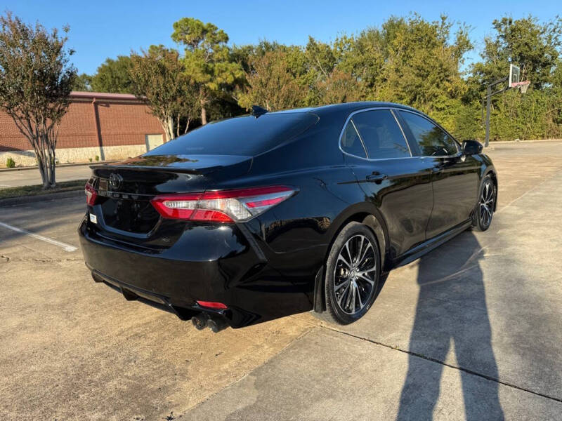 2019 Toyota Camry SE photo 10