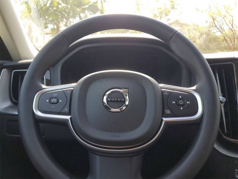 2025 Volvo XC60 B5 Core Dark Theme