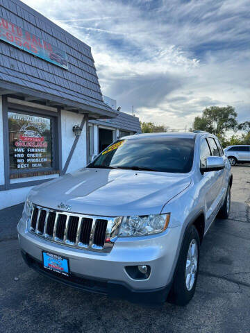 2011 Jeep Grand Cherokee for sale at VELAZQUEZ AUTO SALES in Aurora IL