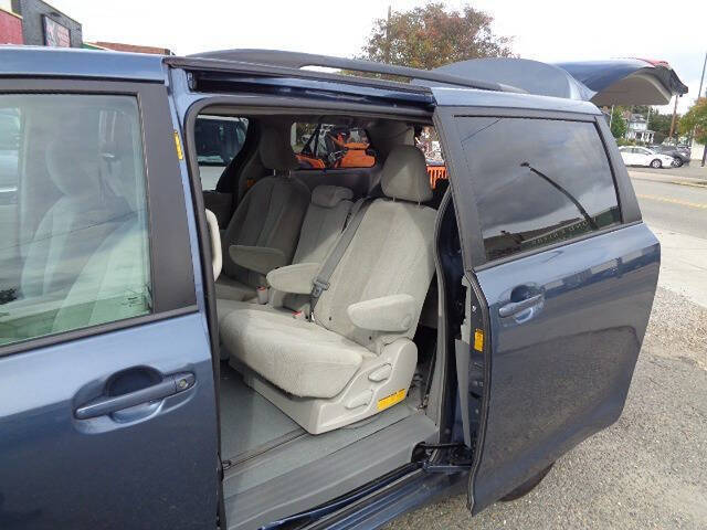 2014 Toyota Sienna LE 8-Passenger