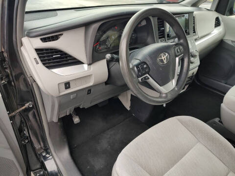 2015 Toyota Sienna LE 8-Passenger