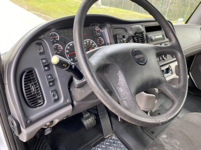2015 Freightliner M2 106