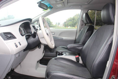 2013 Toyota Sienna SE 8-Passenger