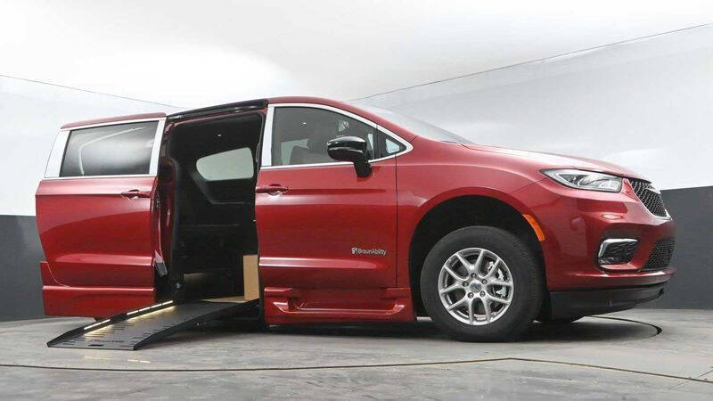 2025 Chrysler Pacifica Select